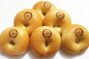 オリジナルのパンにロゴの焼印