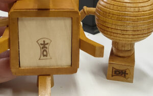 木製人形に焼印